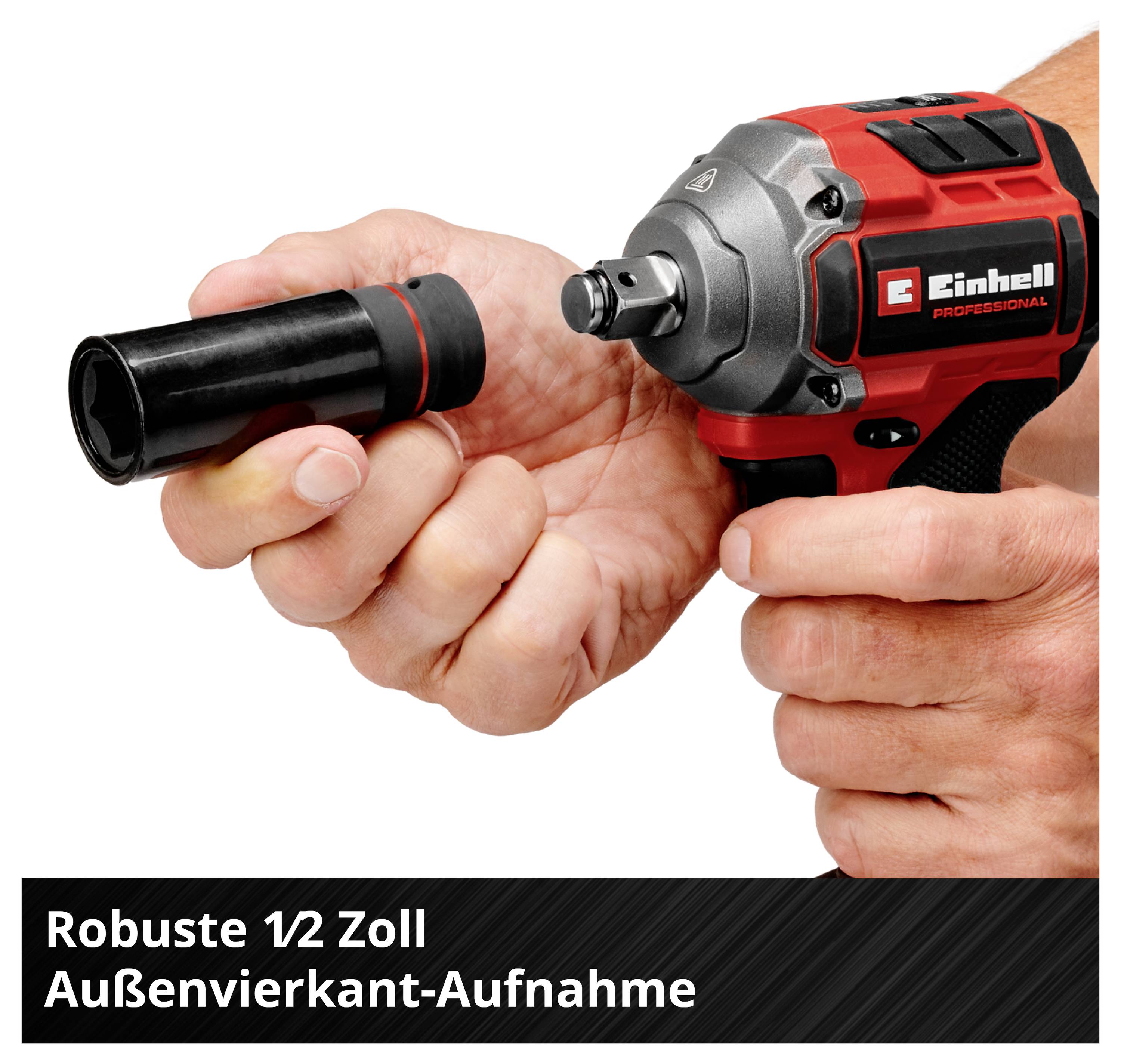 Einhell Akku-Schlagschrauber mit robustem 1/2-Zoll-Außenvierkant für vielseitige Anwendungen. Person hält das Werkzeug mit Aufsatz.