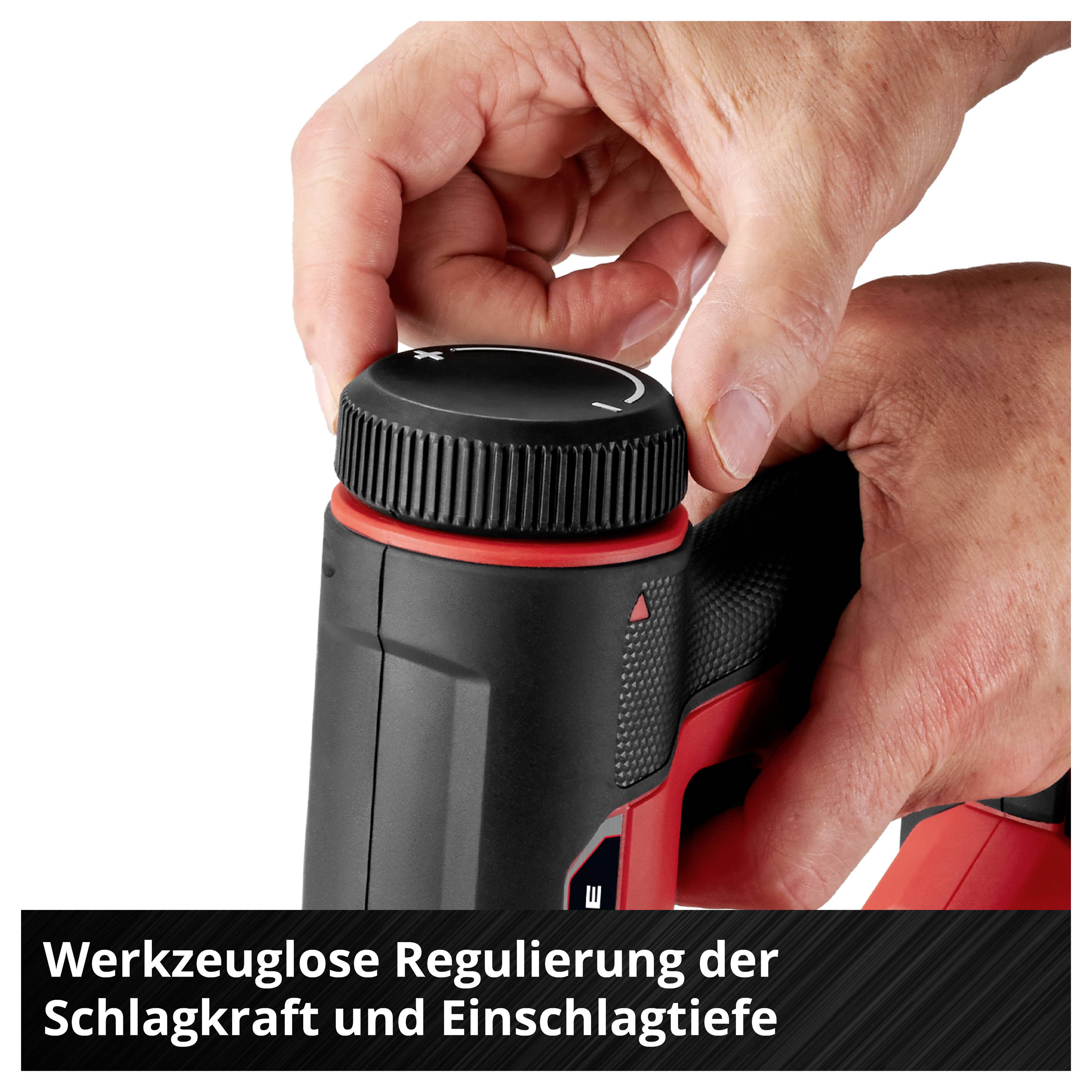 Eine Person dreht den Einstellknopf eines Werkzeugs zur werkzeuglosen Regulierung der Schlagkraft und Einschlagtiefe.