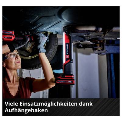 Frau repariert Auto von unten mit roter Einhell Lampe. Text auf Bild: 'Viele Einsatzmöglichkeiten dank Aufhängehaken'.