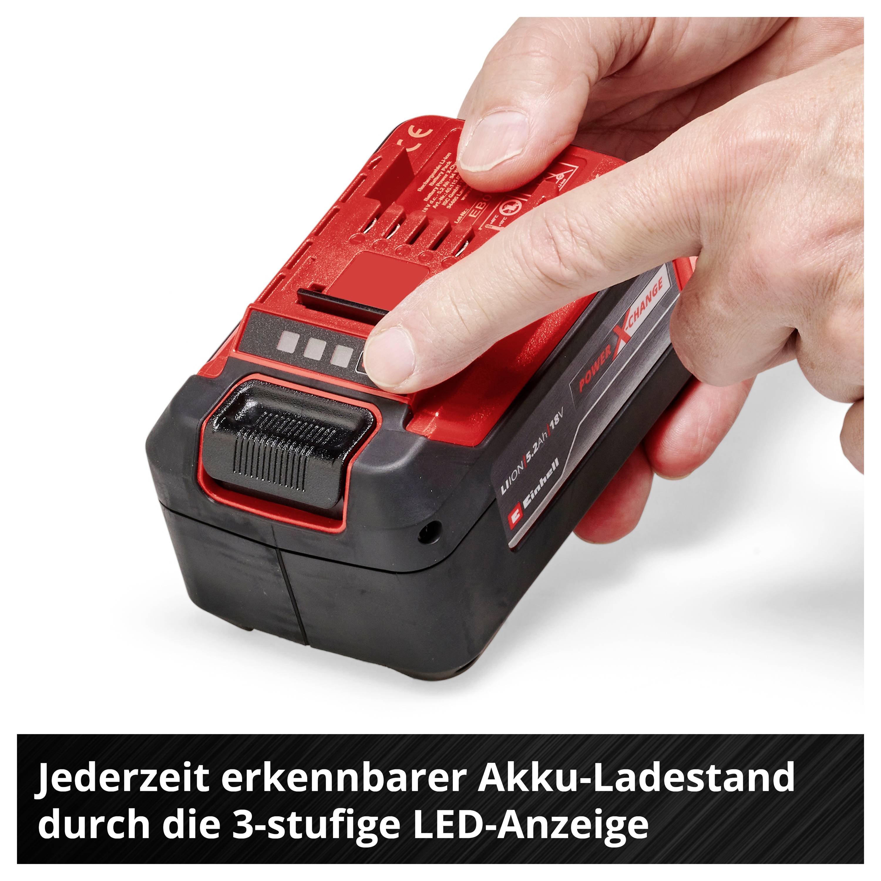 Eine Hand zeigt auf eine rote Akku-Ladeanzeige mit drei LED-Stufen. Text: 'Jederzeit erkennbarer Akku-Ladestand durch die 3-stufige LED-Anzeige'.