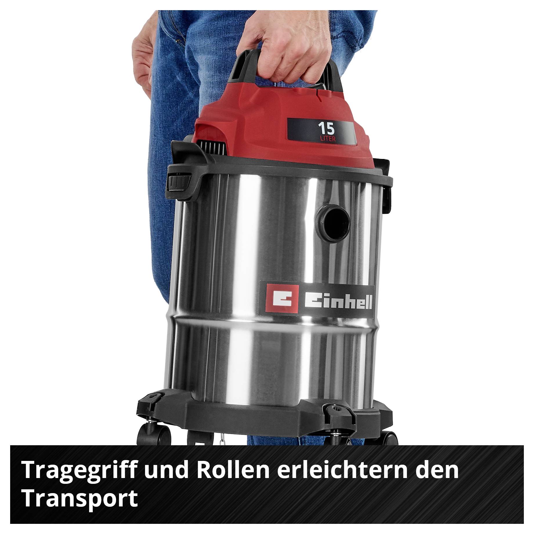 'Person zieht einen Staubsauger mit Tragegriff und Rollen, was den Transport erleichtert.'