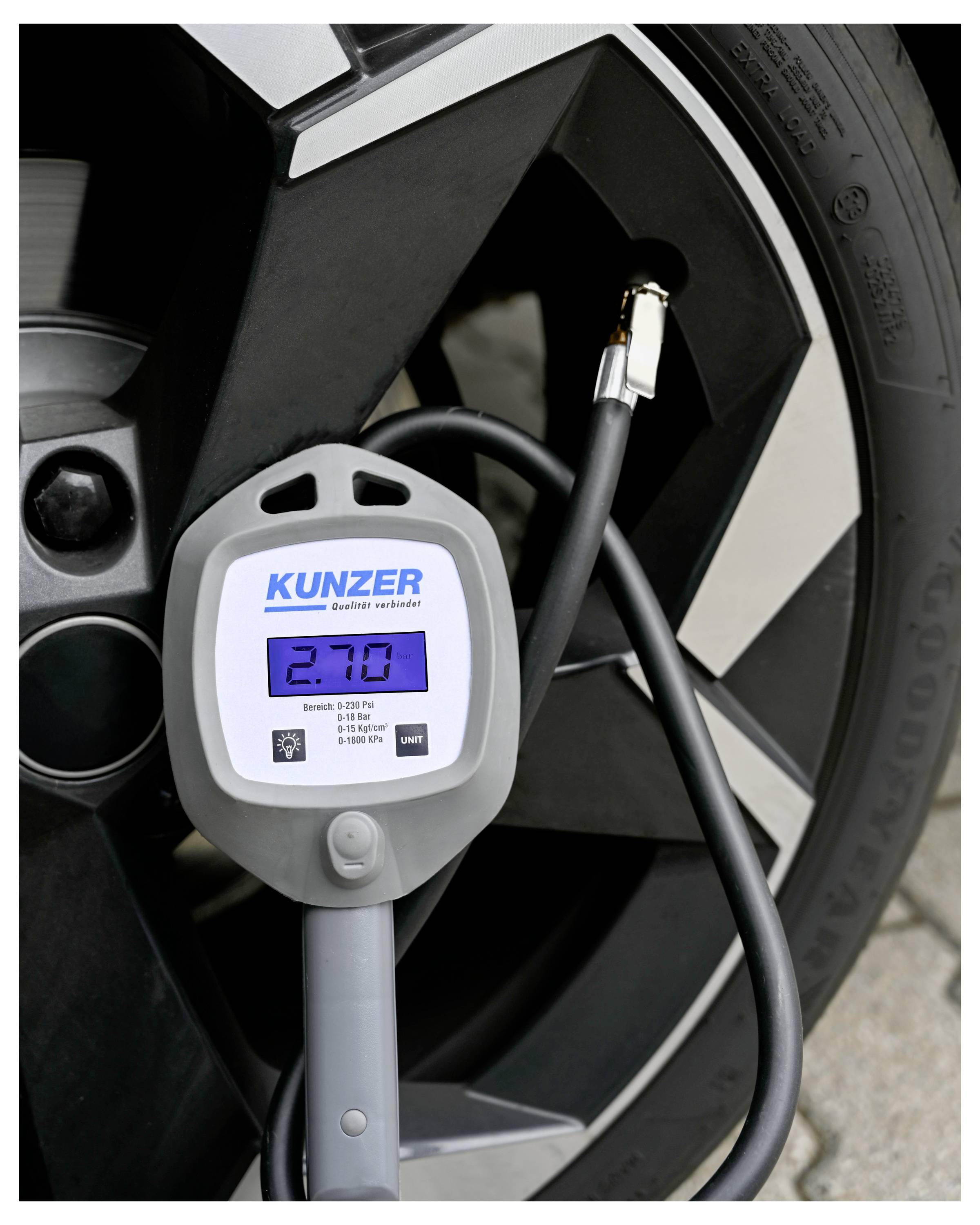 Digitale Reifendruckmessgerät, das '2,70' anzeigt, ist an das Ventil eines Autoreifen angeschlossen und zeigt den aktuellen Druckstand an.