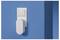 Ein weißes Smart-Thermostat ist an einer blauen Wand montiert und mit einer Wandsteckdose verbunden.