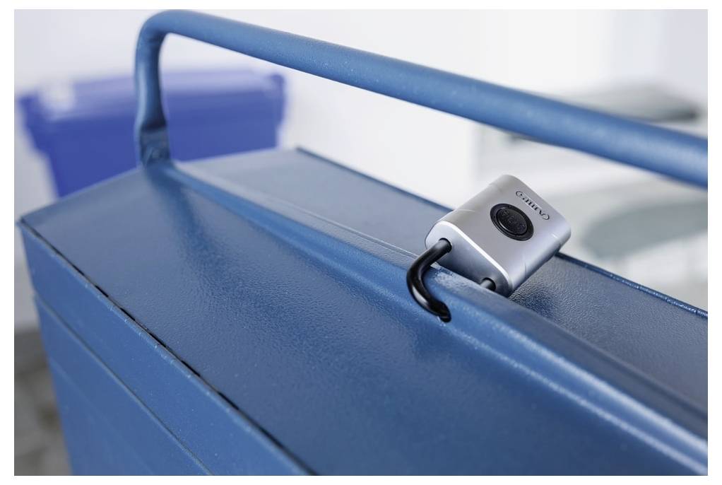 Eine Nahaufnahme einer blauen Sicherheitsbox mit einem Zahlenschloss, das am Griff befestigt ist und sichere Aufbewahrung signalisiert.