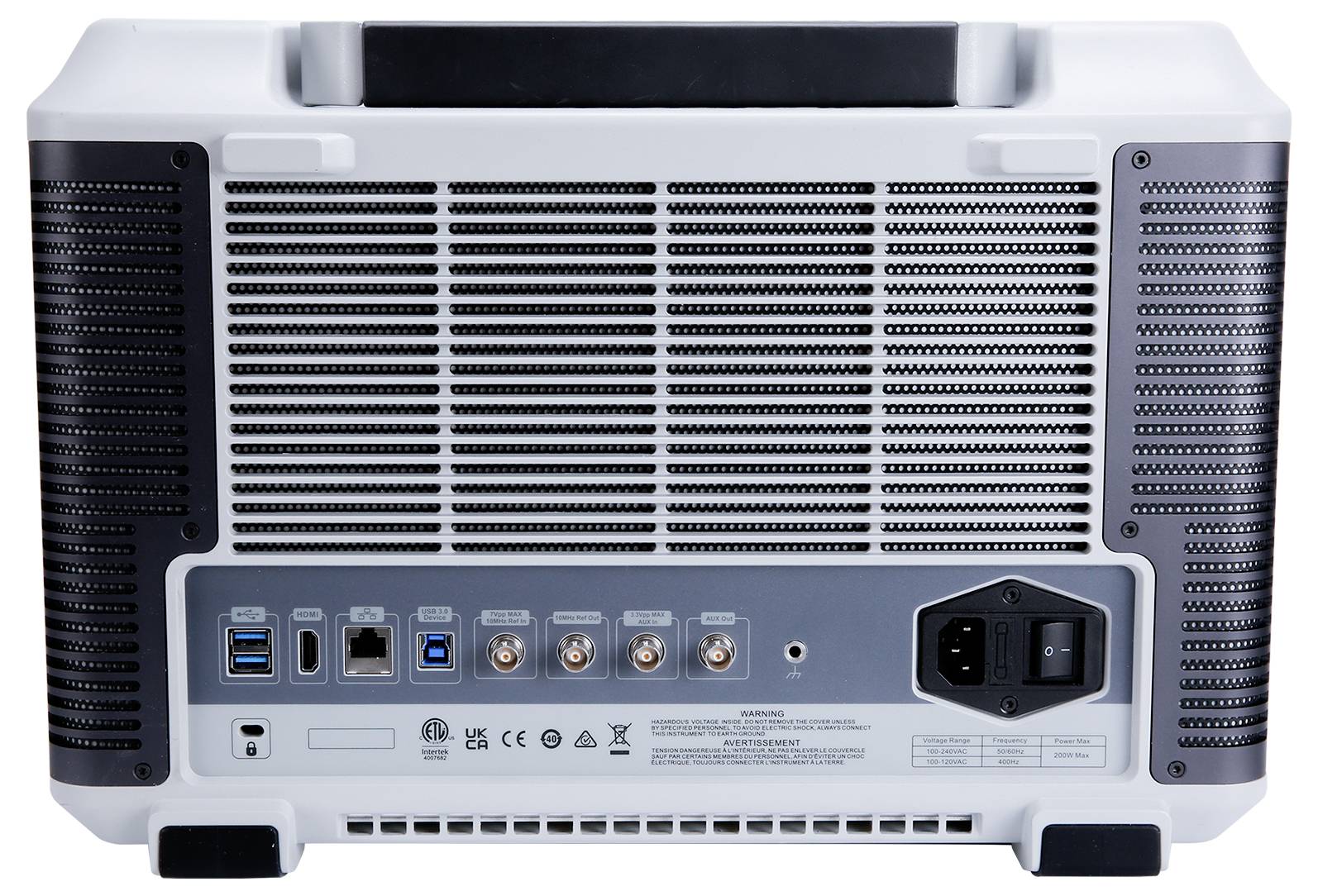 Das Bild zeigt die Rückansicht eines Computerservers oder Netzwerkgeräts mit mehreren Anschlüssen, einschließlich USB-, Ethernet- und Stromverbindungen.