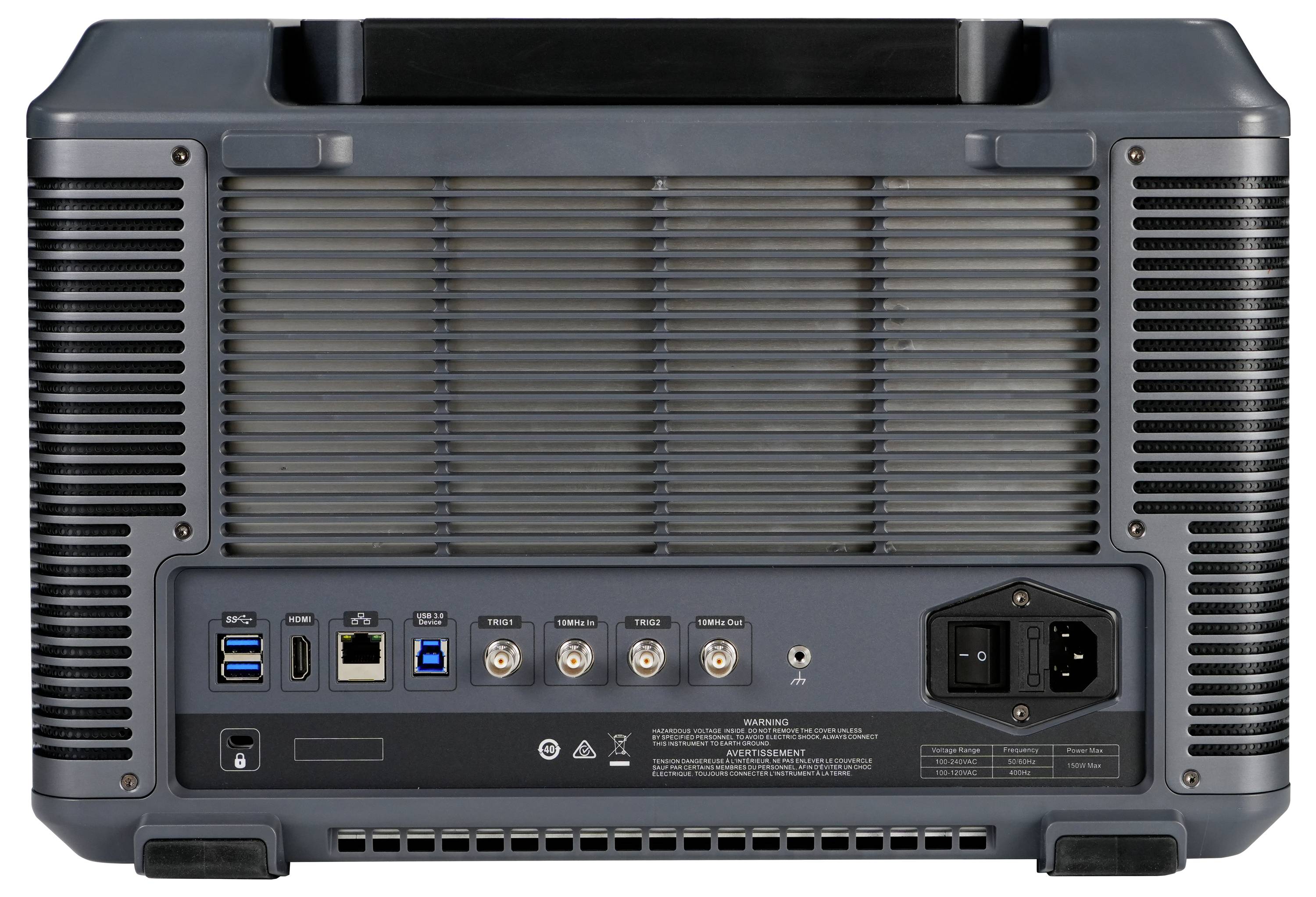 Rückansicht eines High-Tech-Geräts mit mehreren Anschlüssen, darunter USB, Ethernet, Koaxial und Stromversorgung, vor einem grauen Gehäuse.