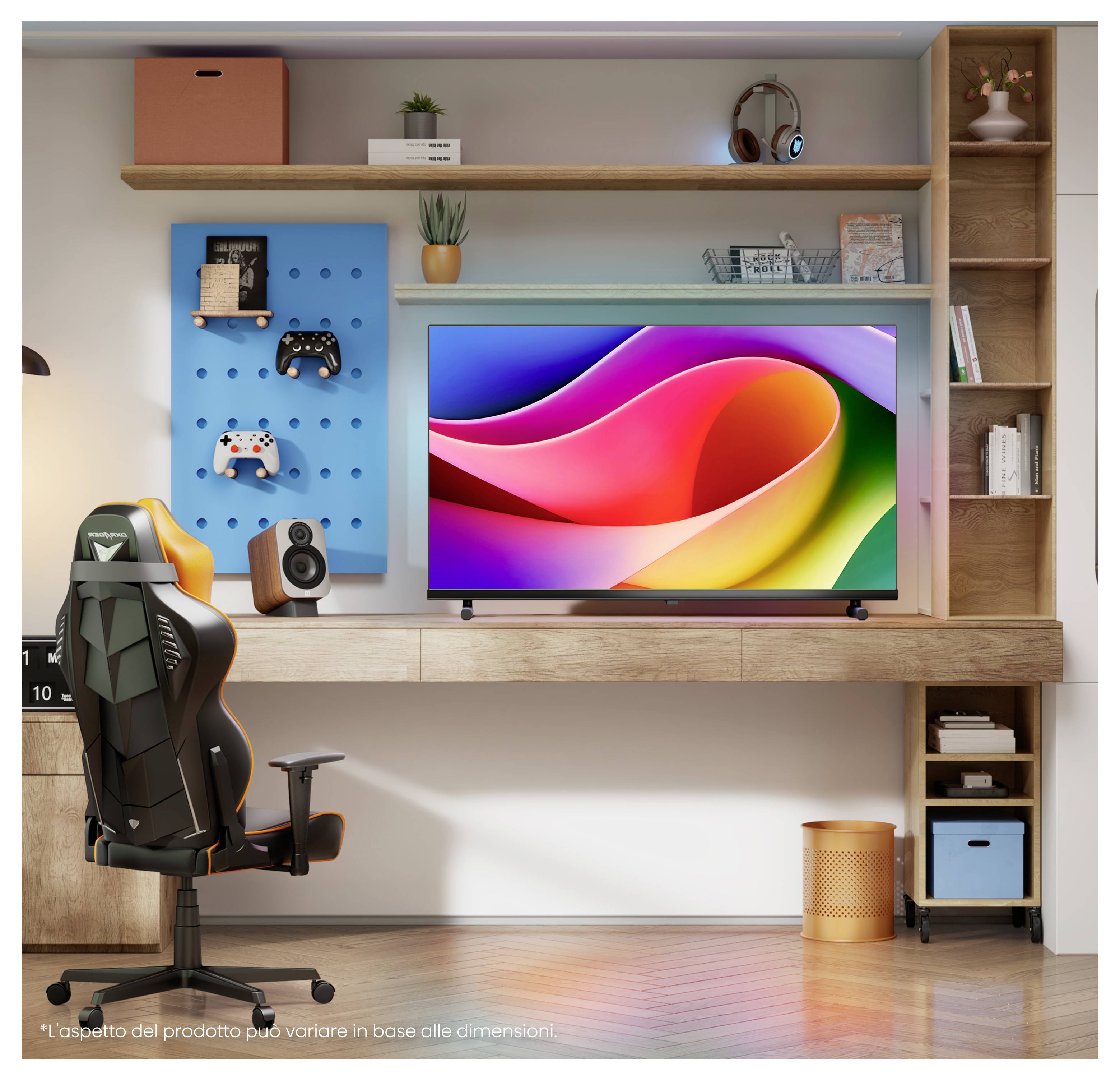 Ein modernes Home-Office-Setup mit einem Holzschreibtisch, einem bunten Fernseher, einem Gaming-Stuhl, Regalen mit Deko, Büchern und Pflanzen.