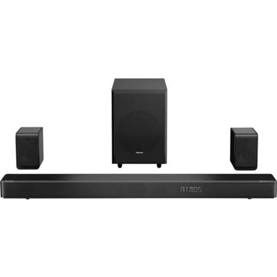 Ein Heimkinosystem mit einer Soundbar, einem Subwoofer und zwei Satellitenlautsprechern. Das Display der Soundbar zeigt 'ATMOS' und weist damit Dolby Atmos Unterstützung aus.