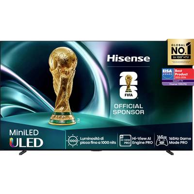 Ein Fernseher, der ein Bild der FIFA-Weltmeisterschaftstrophäe zeigt, mit Hisense als offiziellem Sponsor. Etiketten heben Auszeichnungen und Produktmerkmale hervor.