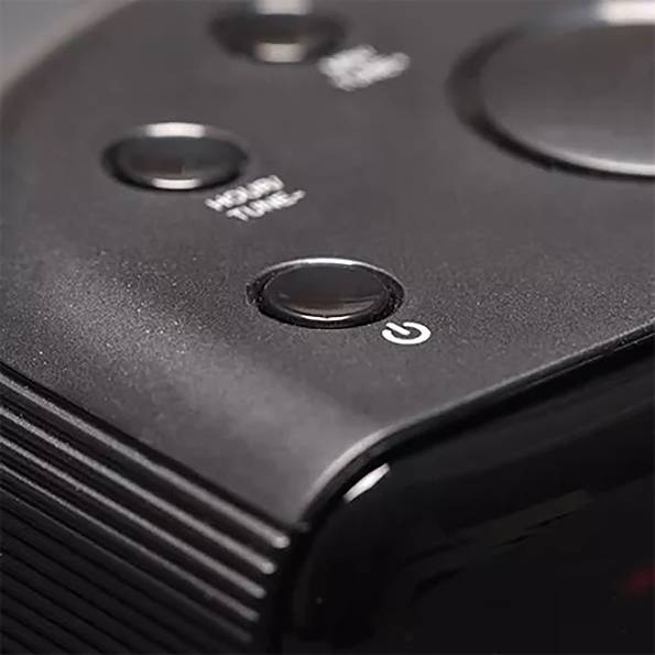 Nahaufnahme einer schwarzen Geräteoberfläche mit einem Powerknopf und zwei weiteren runden Tasten, die mit ‚Input' und ‚Menü-Einrichtung' beschriftet sind.