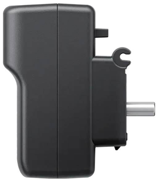 Ein schwarzer, rechteckiger Netzadapter mit einem gesteckten Stecker, von der Seite betrachtet.