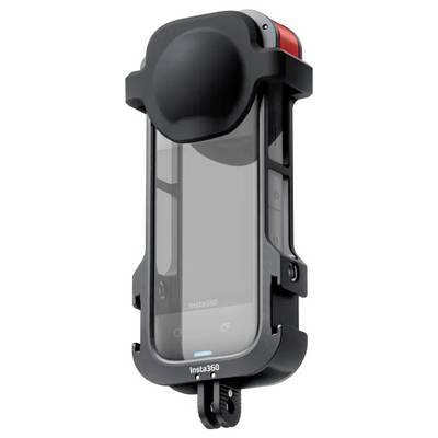 Insta360 Unterwassergehäuse mit schwarzem Schutzgummiüberzug, das das Gehäuse vollständig umschließt und für 360-Grad-Filmaufnahmen konzipiert ist.