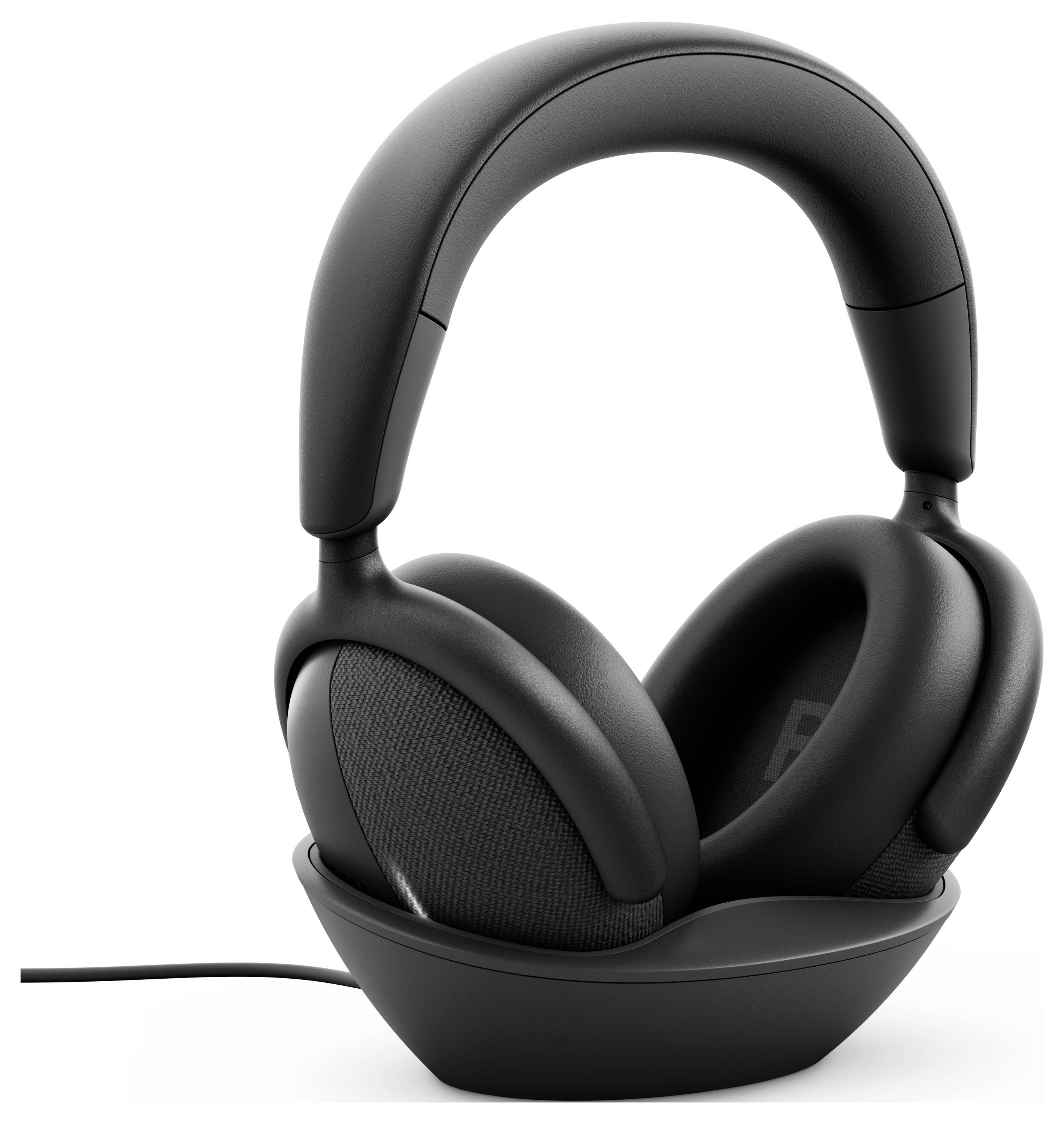 Schwarze Over-Ear-Kopfhörer kabellos, die auf einem Ladeständer ruhen, vor einem weißen Hintergrund abgebildet.