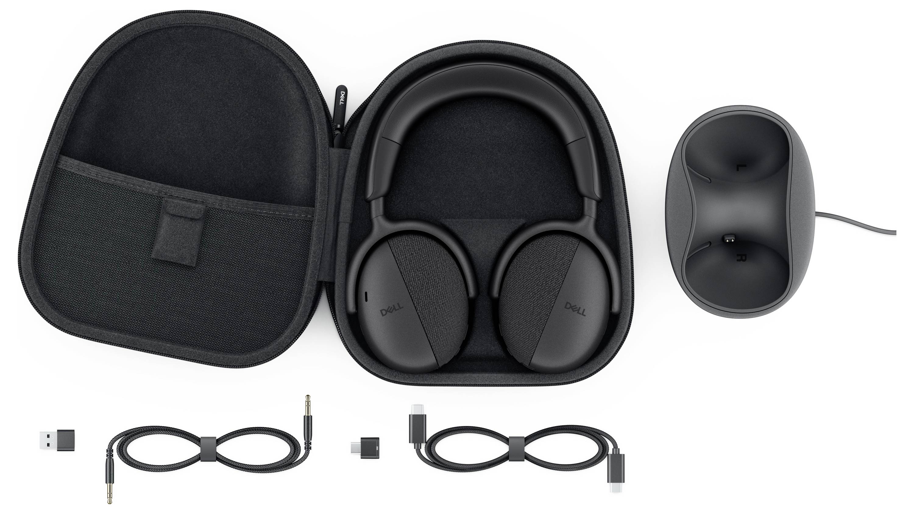 Kopfhörer in einem schwarzen Etui mit Zubehör: USB-Adapter, Audiokabel, Ladekabel und Ladestation sind ordentlich angeordnet.