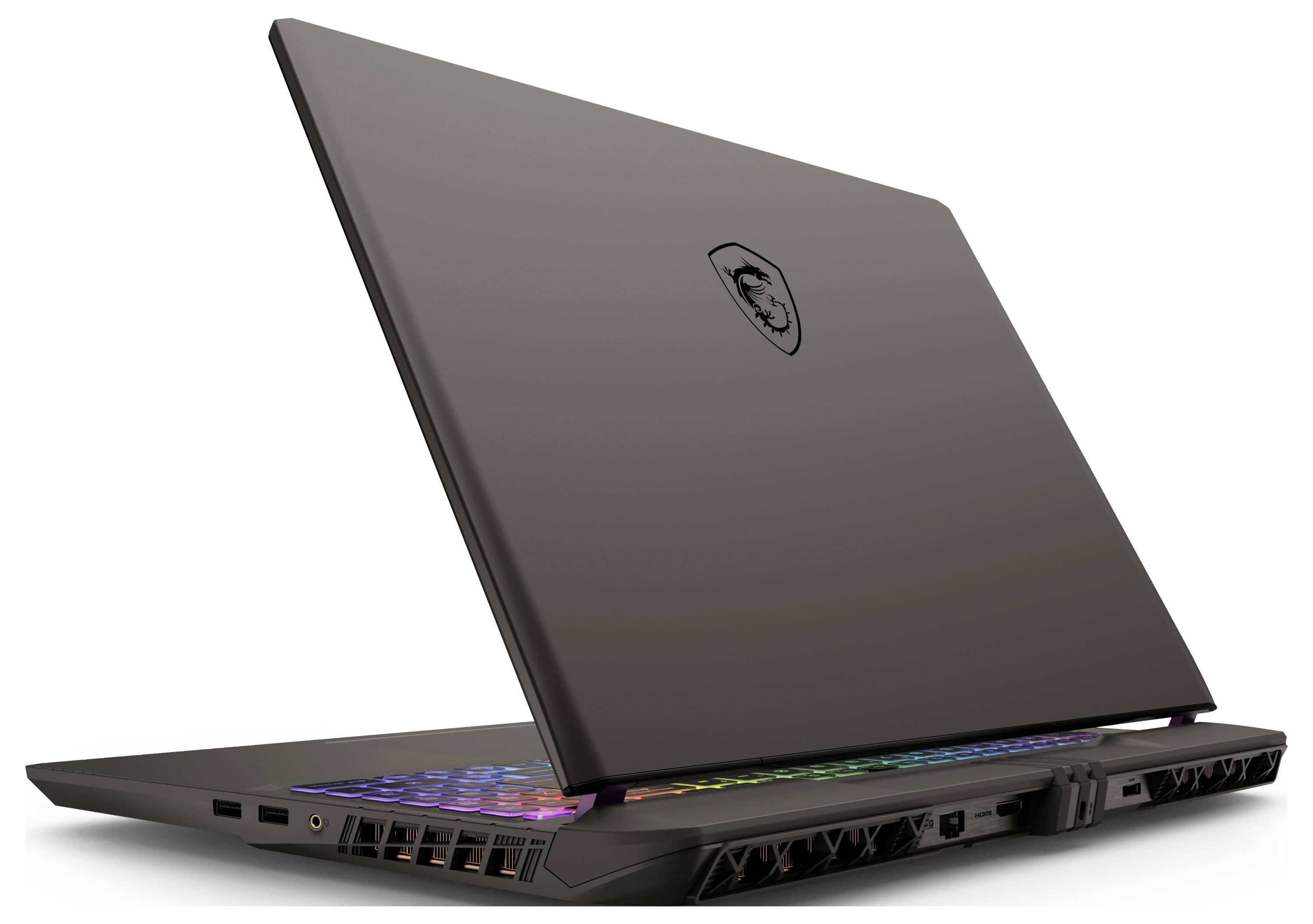 Ein schlanker, dunkel gefärbter Gaming-Laptop mit einer RGB-Tastaturbeleuchtung, teilweise geöffnet, der mehrere Anschlüsse und Lüftungsschlitze auf der Rückseite zeigt.