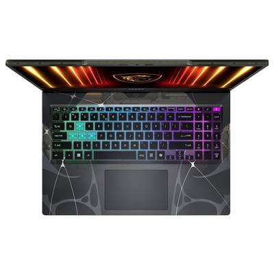 Eine lebendige Laptop-Tastatur mit farbenfroher Hintergrundbeleuchtung in Regenbogenfarben, von oben betrachtet. Der geöffnete Bildschirm leuchtet in orangefarbenem Licht.