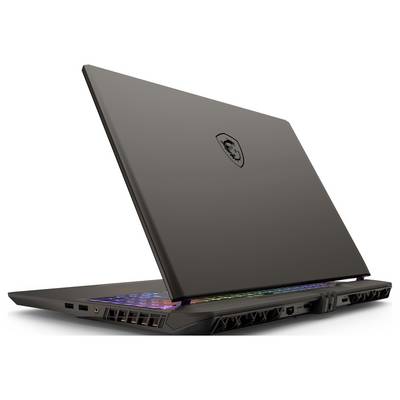 Ein schlankes Gaming-Laptop mit einer farbenfrohen beleuchteten Tastatur, teilweise geöffnet, wobei ein Logo auf dem Deckel zu sehen ist. Anschlüsse sind seitlich zu erkennen.