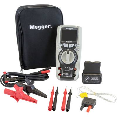 Ein digitales Multimeter-Set, bestehend aus Messleitungen, Abgreifklemmen, einem Steckeradapter und einem Transportkoffer, das zur Durchführung elektrischer Messungen verwendet wird.