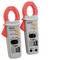 Zwei Zangenamperemeter, DCM310 und DCM320, mit roten Zangen und digitalen Anzeigen, die '0,3' zeigen. Verwendet für elektrische Messungen.