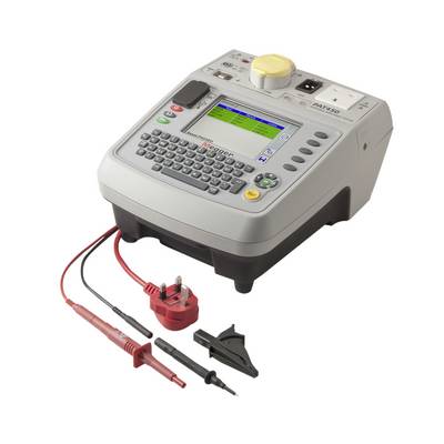 Ein PAT-Testgerät mit Bildschirm, Tastatur und verschiedenen Anschlüssen und Prüfsonden, das zur elektrischen Sicherheitsprüfung von Geräten verwendet wird.