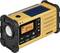 Ein gelbes tragbares Radio mit Solarpanel, Abstimmknopf, Taschenlampe und Anzeigedisplay, auf dem '97,4 FM' zu sehen ist. Die Marke ist Sangean.