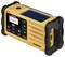 Ein tragbares, robustes Sangean-Radio mit Solarbetrieb, digitalem Display, Abstimm- und Lautstärkereglern sowie USB-Ladeanschluss.
