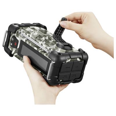 Hände, die eine Kurbel an einem getarnten tragbaren Radio mit Tasten und einem Solarpanel bedienen, was darauf hindeutet, dass es für den Outdoor- oder Notfallgebrauch konzipiert ist.