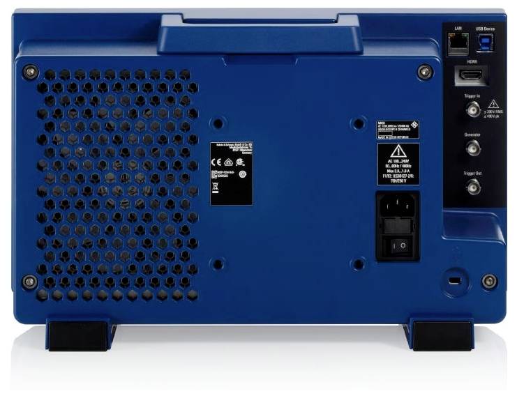 Rückansicht eines blauen elektronischen Geräts mit verschiedenen Anschlüssen, darunter USB und LAN, sowie einem Ein-/Ausschalter. Lüftungsschlitze und Beschriftungen sind sichtbar.