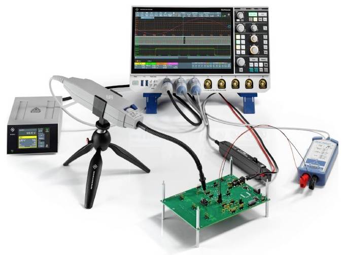 Eine digitale Oszilloskop-Anordnung, die eine Wellenform auf dem Bildschirm zeigt, verbunden mit einer Leiterplatte über Messsonden und Messausrüstung.