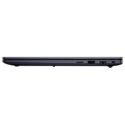 Ein geschlossener Laptop, von der Seite betrachtet, mit verschiedenen Anschlüssen wie Ethernet, USB und einem SD-Kartenslot.