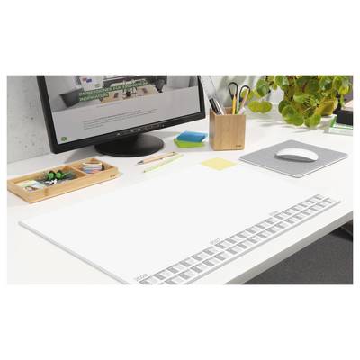 Ein aufgeräumter Schreibtisch mit einem Computermonitor, einer Computermaus, einer Pflanze, Stiften und einem großen Kalenderblock, der Termine am unteren Rand anzeigt.