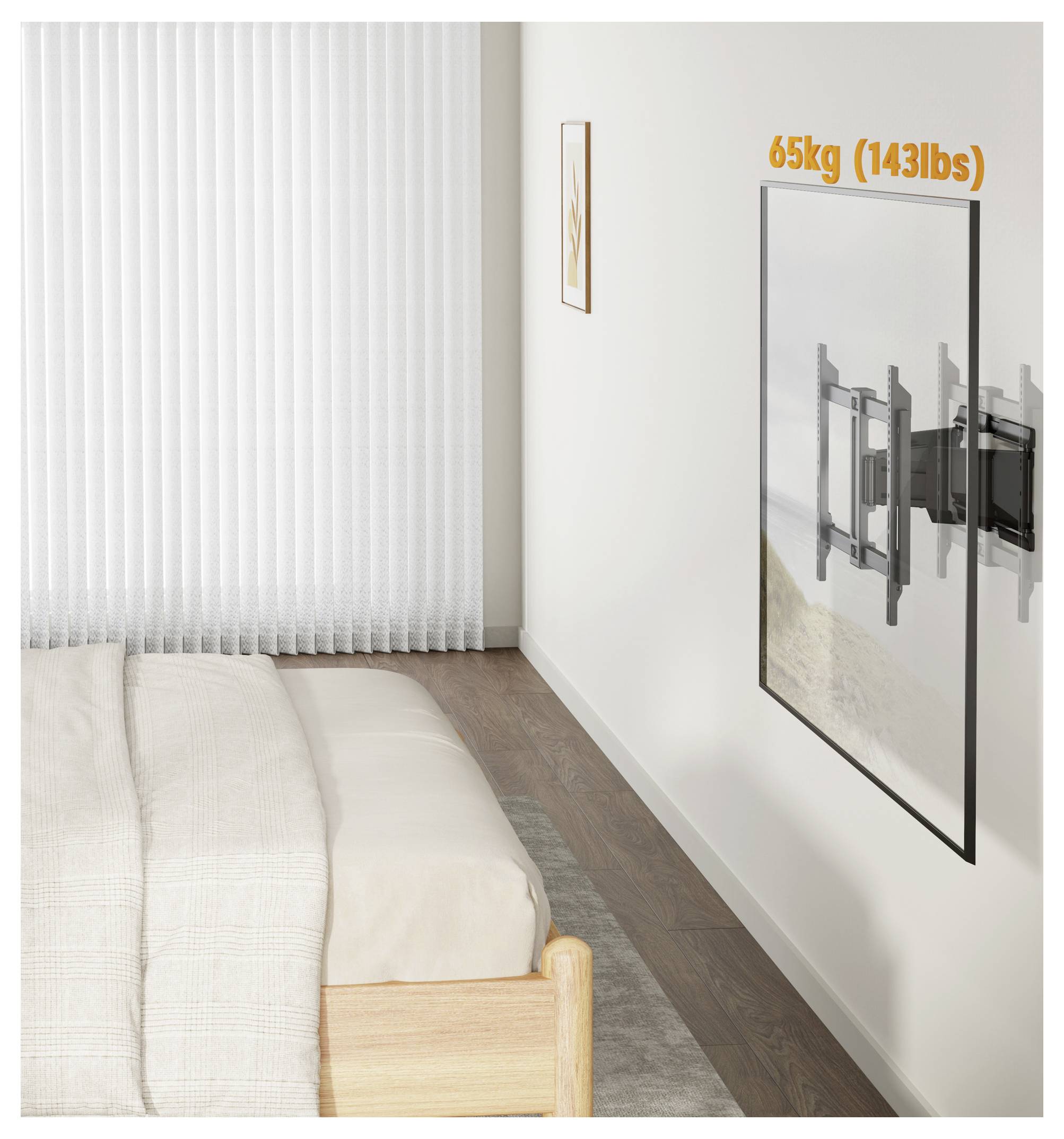 Schlafzimmer mit einem Bett, Vorhängen und einer wandmontierten TV-Halterung mit der Aufschrift „65 kg (143 lbs)", die die Tragfähigkeit anzeigt.