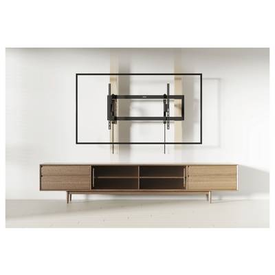 Wandmontierte Fernseh-Halterung über einer Holz-Medienkonsole mit offenen Regalen vor einem einfachen Hintergrund.