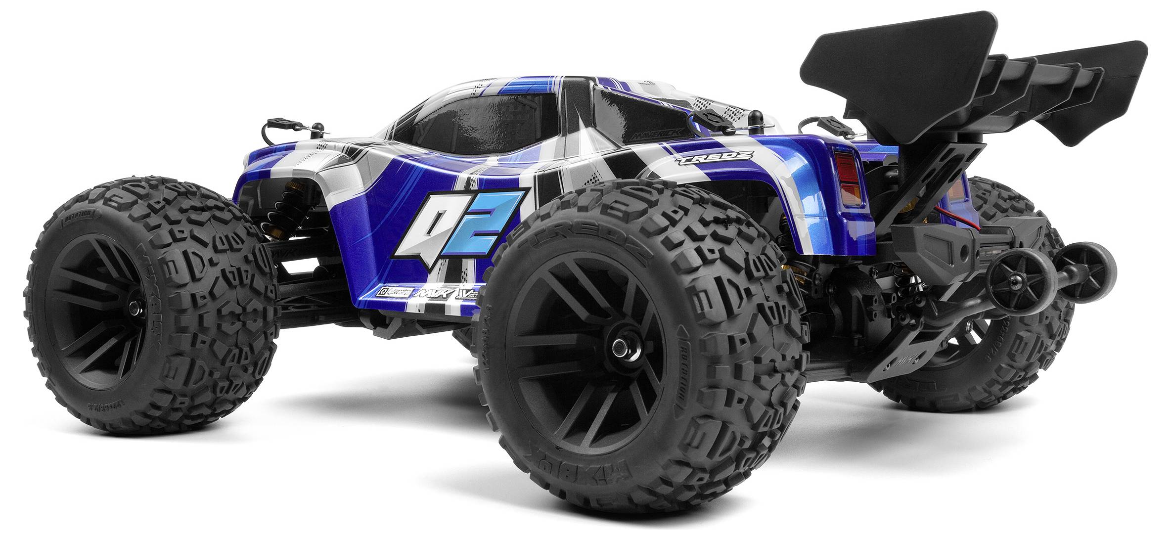 Ein blau-schwarzes ferngesteuertes Auto mit großen Geländereifen und einem Heckspoiler, aus einer Untersicht fotografiert, wobei sein robustes Design hervorgehoben wird.