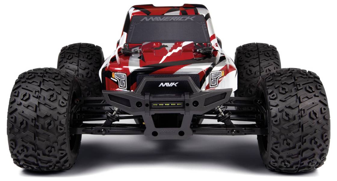 Ein rotes, weißes und schwarzes Ferngesteuertes Monstertruck mit großen Reifen wird von vorne vor einem weißen Hintergrund betrachtet.