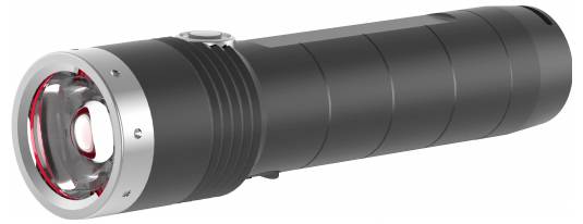 Eine schwarze und silberne Taschenlampe mit geripptem Griff und einer markanten, rot umrandeten Linse, die für die Handhabung entwickelt wurde und höchstwahrscheinlich LED-Technologie nutzt.