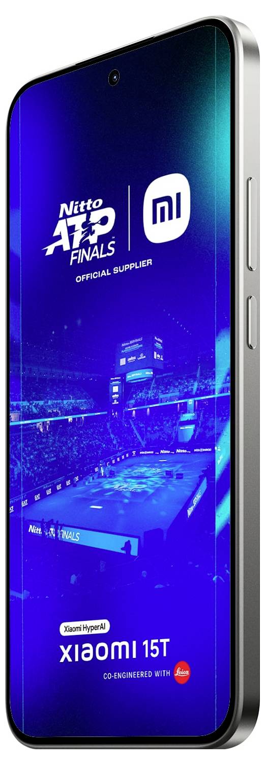 Smartphone mit Werbebild für die 'Nitto ATP Finals', das einen Tennisplatz mit blauer Beleuchtung zeigt; Xiaomi 15T ist offizieller Lieferant.