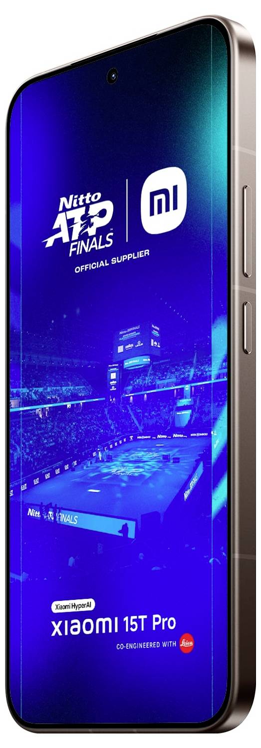 Smartphone-Bildschirm mit dem Sponsorenbildschirm der "Nitto ATP Finals", der ein Tennisstadion mit Xiaomi-Branding zeigt und dabei das Modell 15T Pro hervorhebt.