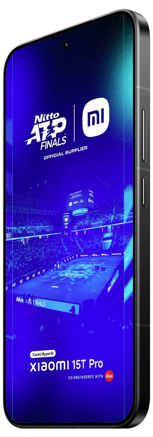 Ein Smartphone, das das 'Nitto ATP Finals' Ereignis auf seinem Bildschirm zeigt, mit einer beleuchteten Tennisanlage und der Markenbeschriftung 'Xiaomi 15T Pro'.
