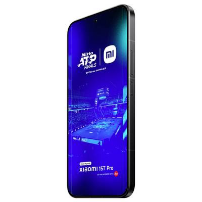 Ein Smartphone, das das 'Nitto ATP Finals' Ereignis auf seinem Bildschirm zeigt, mit einer beleuchteten Tennisanlage und der Markenbeschriftung 'Xiaomi 15T Pro'.