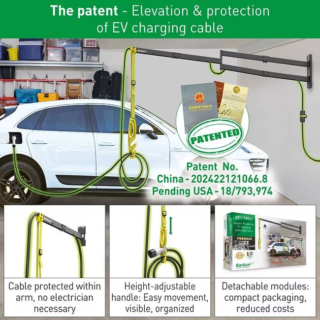 Ein weißes Elektroauto in einer Garage mit einem erhöhten Ladekabelsystem. Das System verfügt über patentierte Technologie für einfache und sichere Nutzung.