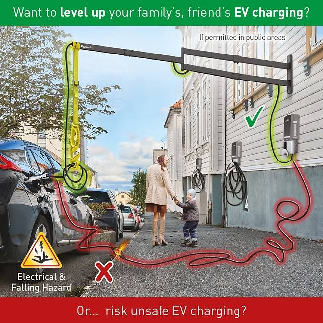 Eine Frau und ein Kind gehen unter einem hängenden EV-Ladekabel, das die Straße zwischen Autos und Gebäuden überquert. Warnschilder weisen auf die Gefahr hin.