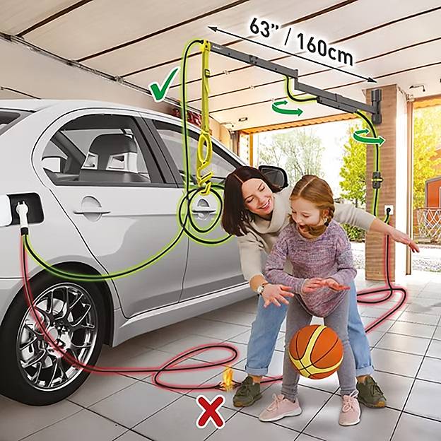 Eine Frau unterstützt ein Kind beim Basketballspielen in einer Garage mit einem geparkten Auto. Rote Kreuzlinien weisen auf eine Sicherheitsgefahr hin.