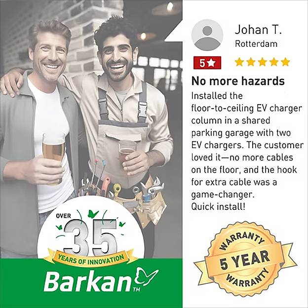 Zwei lächelnde Männer mit Getränken; ein weiterer Mann mit Werkzeugen; Bewertung hebt Verbesserungen der Sicherheit von Elektrofahrzeug-Ladestationen hervor. '5-Jahre-Garantie' Logo.