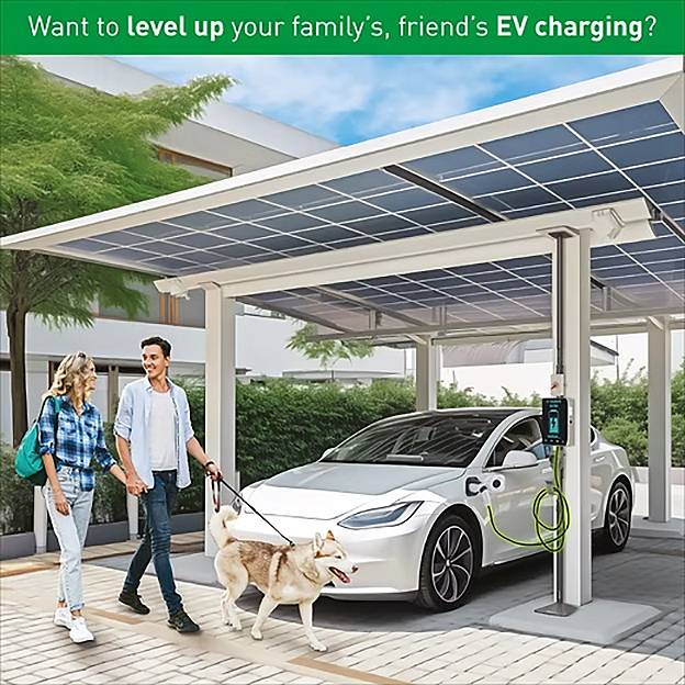 Ein Paar und ihr Hund gehen unter einem Solarpaneldach mit einer Ladestation für Elektrofahrzeuge. Das Schild liest: „Möchten Sie Ihr EV-Laden auf die nächste Stufe heben?"