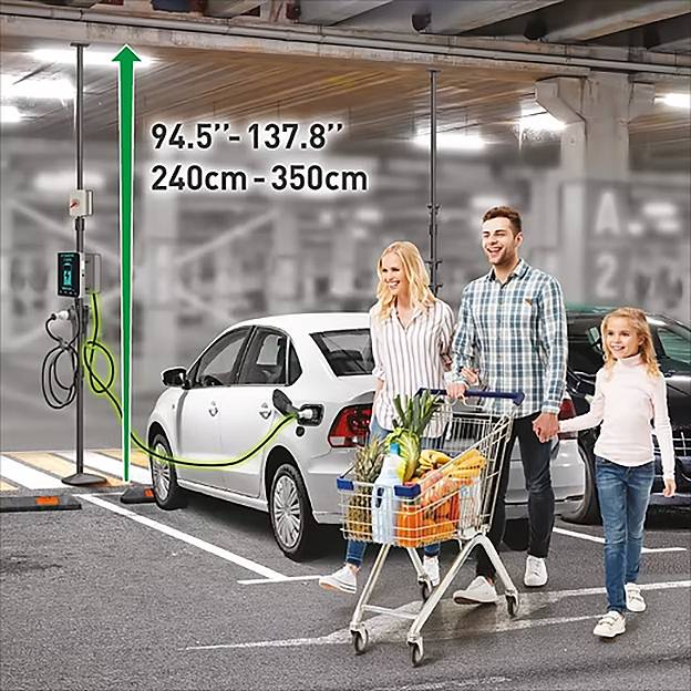Eine Familie geht an einem Elektroauto vorbei, das in einem Parkbereich aufgeladen wird. Das Auto ist an einer Ladestation angeschlossen. Ein Höhenbegrenzungsschild darüber zeigt '94.5'' - 137.8'' (240cm - 350cm)'.