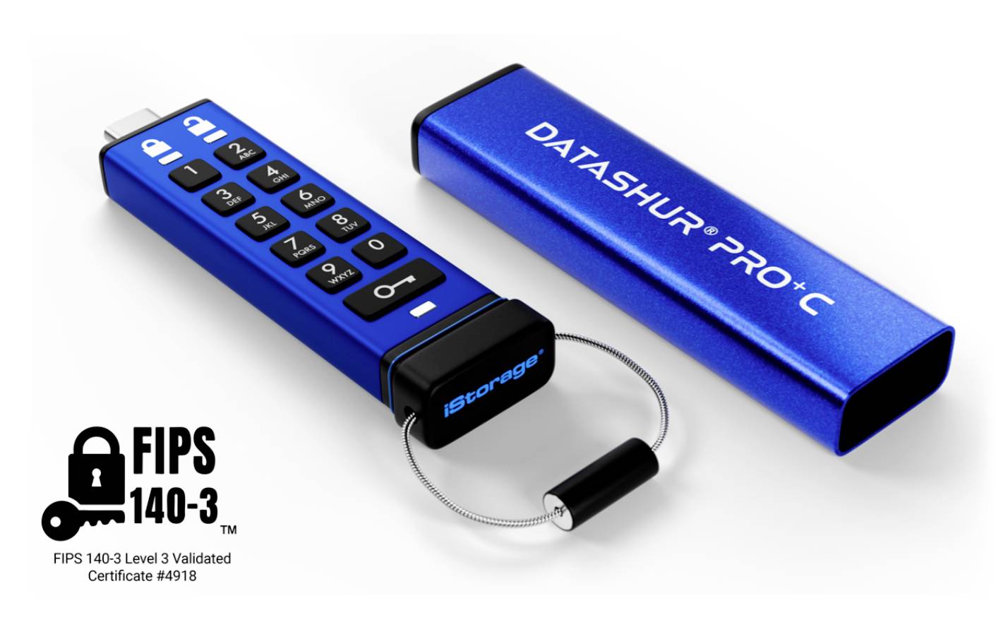 Ein blauer USB-Stick mit einem numerischen Tastenfeld, beschriftet mit 'DATASHUR PRO+C', neben einem geöffneten Gehäuse. Verfügt über FIPS 140-3 Level 3 Zertifizierung.