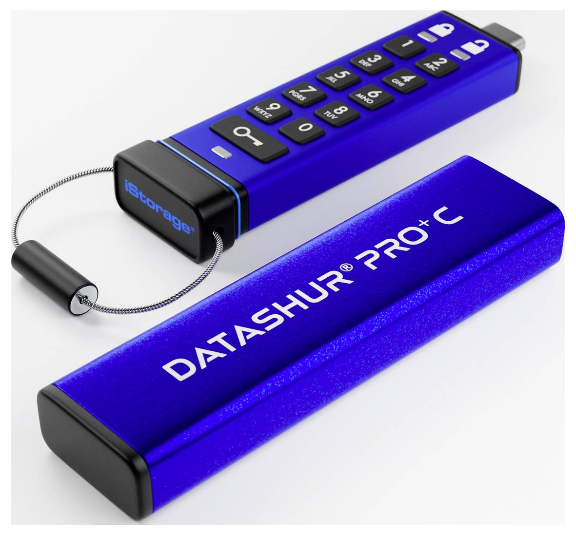 Ein blauer USB-Stick mit Tastatur und Schutzgehäuse, mit der Aufschrift 'DATASHUR PRO+C', entwickelt für sichere, verschlüsselte Datenspeicherung.