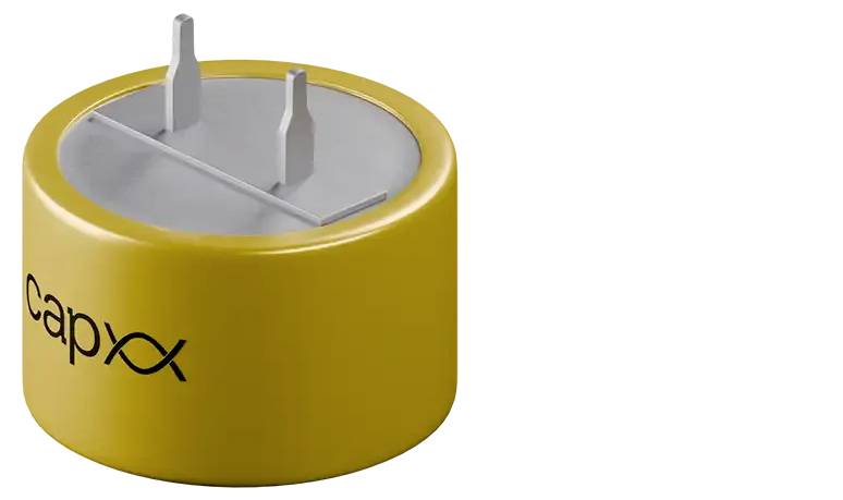 Ein gelber runder elektrischer Steckeradapter mit zwei Metallstiften, auf der Seite mit dem Schriftzug "capxx" markiert.