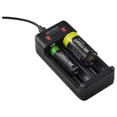 Ein mit „Voltcraft" beschriftetes Batterieladegerät lädt zwei AA-Batterien, eine mit grünem Etikett und eine mit gelbem Etikett, die an eine Stromquelle angeschlossen sind.